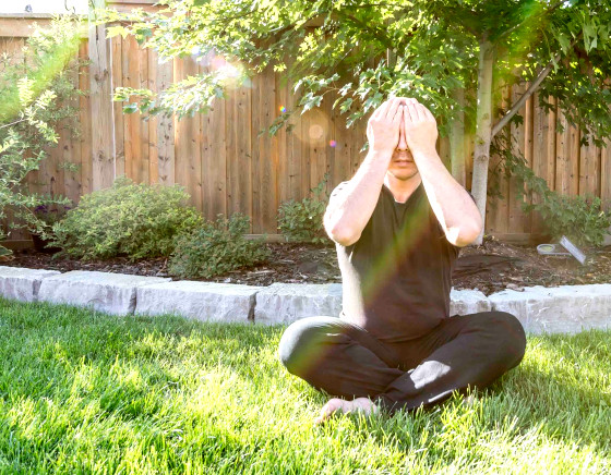 Come ridurre lo stress attraverso semplici tecniche Yoga